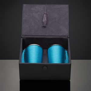 Coffret de deux bougie parfumée décoré par des ficelles en différentes couleurs.