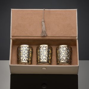 Coffret de bougie parfumée en verre traditionnel. Disponible en plusieurs couleurs et motifs.