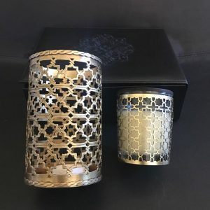 Coffret de bougie parfumée en verre traditionnel. Disponible en plusieurs couleurs et motifs.