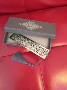 "Amoureux de la lecture et des objets originaux, vous serais comblé en utilisant ce marque page en cuivre très original avec des motifs différents. Le marque page est avec son petit coffret en velour disponible en différentes couleurs et personnalisable. "